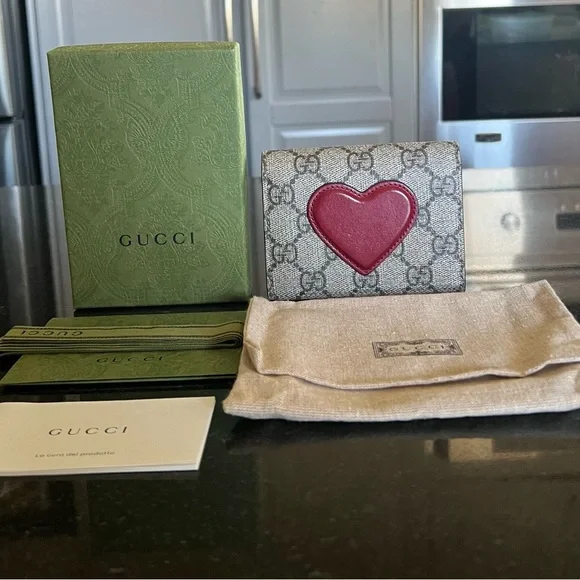 GUCCI GG Supreme Heart Motif Compact Bifold Wallet (Coated Canvas) - Picture 3 of 15